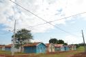 Famílias que viviam em condições precárias em Querência do Norte, na região Noroeste do Paraná, tiveram a esperança renovada nesta quinta-feira (30) ao receberem as chaves da casa própria de representantes da Cohapar e da prefeitura. Elas são as novas moradoras do Residencial Querência do Norte I, empreendimento que recebeu aproximadamente R$ 1,7 milhão de investimentos do Governo Federal e do Governo do Estado, com a parceria da administração municipal. 