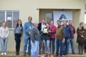 Representantes da Cohapar e da Prefeitura de Mallet entregaram nesta quinta-feira (27) as chaves de 20 casas populares a famílias da cidade, na região Centro-Sul do Paraná. A construção do conjunto habitacional recebeu investimentos que superam R$ 1,4 milhão em recursos do Fundo de Garantia do Tempo de Serviço (FGTS).