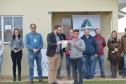 Representantes da Cohapar e da Prefeitura de Mallet entregaram nesta quinta-feira (27) as chaves de 20 casas populares a famílias da cidade, na região Centro-Sul do Paraná. A construção do conjunto habitacional recebeu investimentos que superam R$ 1,4 milhão em recursos do Fundo de Garantia do Tempo de Serviço (FGTS).