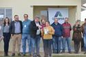 Representantes da Cohapar e da Prefeitura de Mallet entregaram nesta quinta-feira (27) as chaves de 20 casas populares a famílias da cidade, na região Centro-Sul do Paraná. A construção do conjunto habitacional recebeu investimentos que superam R$ 1,4 milhão em recursos do Fundo de Garantia do Tempo de Serviço (FGTS).
