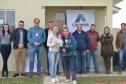 Representantes da Cohapar e da Prefeitura de Mallet entregaram nesta quinta-feira (27) as chaves de 20 casas populares a famílias da cidade, na região Centro-Sul do Paraná. A construção do conjunto habitacional recebeu investimentos que superam R$ 1,4 milhão em recursos do Fundo de Garantia do Tempo de Serviço (FGTS).