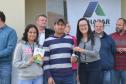Representantes da Cohapar e da Prefeitura de Mallet entregaram nesta quinta-feira (27) as chaves de 20 casas populares a famílias da cidade, na região Centro-Sul do Paraná. A construção do conjunto habitacional recebeu investimentos que superam R$ 1,4 milhão em recursos do Fundo de Garantia do Tempo de Serviço (FGTS).