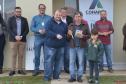 Representantes da Cohapar e da Prefeitura de Mallet entregaram nesta quinta-feira (27) as chaves de 20 casas populares a famílias da cidade, na região Centro-Sul do Paraná. A construção do conjunto habitacional recebeu investimentos que superam R$ 1,4 milhão em recursos do Fundo de Garantia do Tempo de Serviço (FGTS).