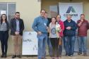 Representantes da Cohapar e da Prefeitura de Mallet entregaram nesta quinta-feira (27) as chaves de 20 casas populares a famílias da cidade, na região Centro-Sul do Paraná. A construção do conjunto habitacional recebeu investimentos que superam R$ 1,4 milhão em recursos do Fundo de Garantia do Tempo de Serviço (FGTS).