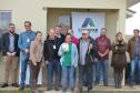 Representantes da Cohapar e da Prefeitura de Mallet entregaram nesta quinta-feira (27) as chaves de 20 casas populares a famílias da cidade, na região Centro-Sul do Paraná. A construção do conjunto habitacional recebeu investimentos que superam R$ 1,4 milhão em recursos do Fundo de Garantia do Tempo de Serviço (FGTS).