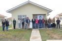 Representantes da Cohapar e da Prefeitura de Mallet entregaram nesta quinta-feira (27) as chaves de 20 casas populares a famílias da cidade, na região Centro-Sul do Paraná. A construção do conjunto habitacional recebeu investimentos que superam R$ 1,4 milhão em recursos do Fundo de Garantia do Tempo de Serviço (FGTS).