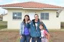 Representantes da Cohapar e da Prefeitura de Mallet entregaram nesta quinta-feira (27) as chaves de 20 casas populares a famílias da cidade, na região Centro-Sul do Paraná. A construção do conjunto habitacional recebeu investimentos que superam R$ 1,4 milhão em recursos do Fundo de Garantia do Tempo de Serviço (FGTS).