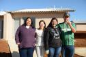 Cem famílias do distrito de Palmeirinha, em Guarapuava, receberam neste sábado (29) as chaves da casa própria. Elas foram beneficiadas por um projeto habitacional conjunto do Governo do Estado com o Governo Federal e a prefeitura, com investimentos que chegam a R$ 7,5 milhões dentro do programa Minha Casa Minha Vida. 