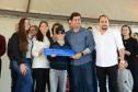 Cem famílias do distrito de Palmeirinha, em Guarapuava, receberam neste sábado (29) as chaves da casa própria. Elas foram beneficiadas por um projeto habitacional conjunto do Governo do Estado com o Governo Federal e a prefeitura, com investimentos que chegam a R$ 7,5 milhões dentro do programa Minha Casa Minha Vida. 
