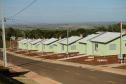 Cem famílias do distrito de Palmeirinha, em Guarapuava, receberam neste sábado (29) as chaves da casa própria. Elas foram beneficiadas por um projeto habitacional conjunto do Governo do Estado com o Governo Federal e a prefeitura, com investimentos que chegam a R$ 7,5 milhões dentro do programa Minha Casa Minha Vida. 