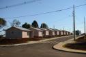 Cem famílias do distrito de Palmeirinha, em Guarapuava, receberam neste sábado (29) as chaves da casa própria. Elas foram beneficiadas por um projeto habitacional conjunto do Governo do Estado com o Governo Federal e a prefeitura, com investimentos que chegam a R$ 7,5 milhões dentro do programa Minha Casa Minha Vida. 