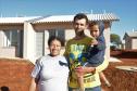 Cem famílias do distrito de Palmeirinha, em Guarapuava, receberam neste sábado (29) as chaves da casa própria. Elas foram beneficiadas por um projeto habitacional conjunto do Governo do Estado com o Governo Federal e a prefeitura, com investimentos que chegam a R$ 7,5 milhões dentro do programa Minha Casa Minha Vida. 