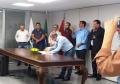 As obras de construção de 144 apartamentos do Residencial Alegro Village serão retomadas em Londrina ao longo dos próximos dias. O contrato para a retomada dos trabalhos foi assinado nesta segunda-feira (1) por representantes da Cohapar, Caixa Econômica Federal e prefeitura e prevê um aporte adicional de R$ 2,6 milhões para a conclusão do trabalho liberados pelo Ministério do Desenvolvimento Regional.