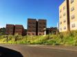As obras de construção de 144 apartamentos do Residencial Alegro Village serão retomadas em Londrina ao longo dos próximos dias. O contrato para a retomada dos trabalhos foi assinado nesta segunda-feira (1) por representantes da Cohapar, Caixa Econômica Federal e prefeitura e prevê um aporte adicional de R$ 2,6 milhões para a conclusão do trabalho liberados pelo Ministério do Desenvolvimento Regional.