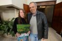 Neste sábado (6), representantes da Cohapar e prefeituras entregaram as escrituras de propriedade de 109 famílias da região dos Campos Gerais em Ponta Grossa. Os documentos foram emitidos pela companhia por meio do programa de Escrituração Direta, que prevê um serviço mais rápido e barato do que aquele praticado pelos tabelionatos. 