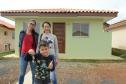 Quarenta e nove famílias de Prudentópolis, na região Centro-Sul do Paraná, receberam as chaves da casa própria nesta quinta-feira (25). As moradias foram entregues pelo governador Carlos Massa Ratinho Junior em evento com as famílias, com o prefeito Adelmo Luiz Klosowski, o presidente da Cohapar, Jorge Lange, e lideranças da região.