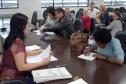 Técnicos da Cohapar entregaram as escrituras de propriedade a 15 famílias de Arapongas no auditório da prefeitura na última quinta-feira (25). A ação faz parte do programa de Escrituração Direta, que oferece o serviço com condições facilitadas e custos reduzidos para que mutuários, compradores ou ocupantes de imóveis da companhia possam ter o registro de propriedade em seus nomes.