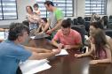 Técnicos da Cohapar entregaram as escrituras de propriedade a 15 famílias de Arapongas no auditório da prefeitura na última quinta-feira (25). A ação faz parte do programa de Escrituração Direta, que oferece o serviço com condições facilitadas e custos reduzidos para que mutuários, compradores ou ocupantes de imóveis da companhia possam ter o registro de propriedade em seus nomes.