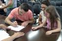 Técnicos da Cohapar entregaram as escrituras de propriedade a 15 famílias de Arapongas no auditório da prefeitura na última quinta-feira (25). A ação faz parte do programa de Escrituração Direta, que oferece o serviço com condições facilitadas e custos reduzidos para que mutuários, compradores ou ocupantes de imóveis da companhia possam ter o registro de propriedade em seus nomes.