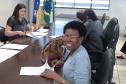 Técnicos da Cohapar entregaram as escrituras de propriedade a 15 famílias de Arapongas no auditório da prefeitura na última quinta-feira (25). A ação faz parte do programa de Escrituração Direta, que oferece o serviço com condições facilitadas e custos reduzidos para que mutuários, compradores ou ocupantes de imóveis da companhia possam ter o registro de propriedade em seus nomes.