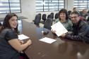 Técnicos da Cohapar entregaram as escrituras de propriedade a 15 famílias de Arapongas no auditório da prefeitura na última quinta-feira (25). A ação faz parte do programa de Escrituração Direta, que oferece o serviço com condições facilitadas e custos reduzidos para que mutuários, compradores ou ocupantes de imóveis da companhia possam ter o registro de propriedade em seus nomes.