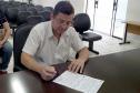 Técnicos da Cohapar entregaram as escrituras de propriedade a 15 famílias de Arapongas no auditório da prefeitura na última quinta-feira (25). A ação faz parte do programa de Escrituração Direta, que oferece o serviço com condições facilitadas e custos reduzidos para que mutuários, compradores ou ocupantes de imóveis da companhia possam ter o registro de propriedade em seus nomes.