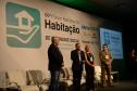 O programa estadual de habitação do Governo do Estado, chamado Habita Paraná, recebeu nesta sexta-feira (23) o Selo de Mérito, uma premiação que reconhece as melhores práticas de gestão pública voltadas à habitação popular em todo o Brasil. O troféu foi entregue a representantes da Cohapar, responsável por idealizar e coordenar as ações do programa, no encerramento do 66.º Fórum Nacional de Habitação de Interesse Social, em Foz do Iguaçu.