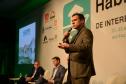 O programa estadual de habitação do Governo do Estado, chamado Habita Paraná, recebeu nesta sexta-feira (23) o Selo de Mérito, uma premiação que reconhece as melhores práticas de gestão pública voltadas à habitação popular em todo o Brasil. O troféu foi entregue a representantes da Cohapar, responsável por idealizar e coordenar as ações do programa, no encerramento do 66.º Fórum Nacional de Habitação de Interesse Social, em Foz do Iguaçu.