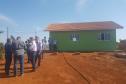 O presidente da Cohapar, Jorge Lange, e o presidente da Companhia Municipal de Habitação de Cascavel (Cohavel), Nei Haveroth, vistoriaram nesta segunda-feira (9), as obras de construção de 57 novas casas populares no Assentamento Valmir Motta de Oliveira, na zona rural de Cascavel. O projeto envolve investimentos de R$ 1,6 milhão e deverá ser concluído até a metade de novembro.