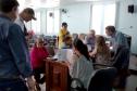 Cerca de 350 moradores de Pitanga participaram nesta quarta-feira (11) de uma reunião organizada pela Cohapar para explicar os detalhes do programa de Escrituração Direta da empresa. O grupo é formado por mutuários, compradores ou pessoas que residem há mais de cinco anos em imóveis financiados pela companhia na cidade, na região Central do Paraná, e que poderão obter a escritura de suas propriedades com custos reduzidos em mais facilidade.