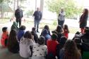 O presidente da Cohapar, Jorge Lange, participou nesta segunda-feira (23) do plantio de mudas de pitangueiras junto com alunos do Colégio Estadual Arnaldo Faivro Busato, em Pinhais. O ato simbólico faz parte de uma série de ações em alusão ao programa Paraná Mais Verde, que consiste no plantio de 413 mil mudas nativas nos 399 municípios paranaenses.