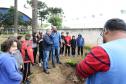 O presidente da Cohapar, Jorge Lange, participou nesta segunda-feira (23) do plantio de mudas de pitangueiras junto com alunos do Colégio Estadual Arnaldo Faivro Busato, em Pinhais. O ato simbólico faz parte de uma série de ações em alusão ao programa Paraná Mais Verde, que consiste no plantio de 413 mil mudas nativas nos 399 municípios paranaenses.