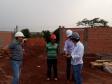 Avançam rápido as obras de construção de casas populares do programa Família Paranaense na região Centro-Oeste do estado. Nesta terça-feira (24), técnicos da Cohapar vistoriaram o andamento da construção de 30 imóveis em Barbosa Ferraz e outros 30 em Corumbataí do Sul, que são destinados ao atendimento de famílias em situação de vulnerabilidade social nos municípios.