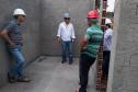 Avançam rápido as obras de construção de casas populares do programa Família Paranaense na região Centro-Oeste do estado. Nesta terça-feira (24), técnicos da Cohapar vistoriaram o andamento da construção de 30 imóveis em Barbosa Ferraz e outros 30 em Corumbataí do Sul, que são destinados ao atendimento de famílias em situação de vulnerabilidade social nos municípios.