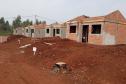 Avançam rápido as obras de construção de casas populares do programa Família Paranaense na região Centro-Oeste do estado. Nesta terça-feira (24), técnicos da Cohapar vistoriaram o andamento da construção de 30 imóveis em Barbosa Ferraz e outros 30 em Corumbataí do Sul, que são destinados ao atendimento de famílias em situação de vulnerabilidade social nos municípios.