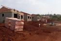 Avançam rápido as obras de construção de casas populares do programa Família Paranaense na região Centro-Oeste do estado. Nesta terça-feira (24), técnicos da Cohapar vistoriaram o andamento da construção de 30 imóveis em Barbosa Ferraz e outros 30 em Corumbataí do Sul, que são destinados ao atendimento de famílias em situação de vulnerabilidade social nos municípios.