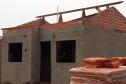 Avançam rápido as obras de construção de casas populares do programa Família Paranaense na região Centro-Oeste do estado. Nesta terça-feira (24), técnicos da Cohapar vistoriaram o andamento da construção de 30 imóveis em Barbosa Ferraz e outros 30 em Corumbataí do Sul, que são destinados ao atendimento de famílias em situação de vulnerabilidade social nos municípios.