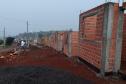 Avançam rápido as obras de construção de casas populares do programa Família Paranaense na região Centro-Oeste do estado. Nesta terça-feira (24), técnicos da Cohapar vistoriaram o andamento da construção de 30 imóveis em Barbosa Ferraz e outros 30 em Corumbataí do Sul, que são destinados ao atendimento de famílias em situação de vulnerabilidade social nos municípios.