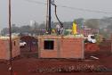 Avançam rápido as obras de construção de casas populares do programa Família Paranaense na região Centro-Oeste do estado. Nesta terça-feira (24), técnicos da Cohapar vistoriaram o andamento da construção de 30 imóveis em Barbosa Ferraz e outros 30 em Corumbataí do Sul, que são destinados ao atendimento de famílias em situação de vulnerabilidade social nos municípios.