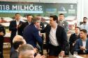 O governador Carlos Massa Ratinho Junior confirmou nesta quarta-feira (9) mais 1.494 novas casas populares para moradores de 33 municípios paranaenses. São imóveis financiados, casas repassadas gratuitamente a famílias de baixa renda e condomínios para pessoas idosas. O investimento é de R$ 118 milhões, com recursos do Tesouro Estadual, por meio do programa Habita Paraná, e de financiamento do Banco Interamericano de Desenvolvimento (BID).