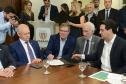 O governador Carlos Massa Ratinho Junior confirmou nesta quarta-feira (9) mais 1.494 novas casas populares para moradores de 33 municípios paranaenses. São imóveis financiados, casas repassadas gratuitamente a famílias de baixa renda e condomínios para pessoas idosas. O investimento é de R$ 118 milhões, com recursos do Tesouro Estadual, por meio do programa Habita Paraná, e de financiamento do Banco Interamericano de Desenvolvimento (BID).