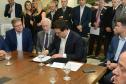 O governador Carlos Massa Ratinho Junior confirmou nesta quarta-feira (9) mais 1.494 novas casas populares para moradores de 33 municípios paranaenses. São imóveis financiados, casas repassadas gratuitamente a famílias de baixa renda e condomínios para pessoas idosas. O investimento é de R$ 118 milhões, com recursos do Tesouro Estadual, por meio do programa Habita Paraná, e de financiamento do Banco Interamericano de Desenvolvimento (BID).