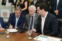O governador Carlos Massa Ratinho Junior confirmou nesta quarta-feira (9) mais 1.494 novas casas populares para moradores de 33 municípios paranaenses. São imóveis financiados, casas repassadas gratuitamente a famílias de baixa renda e condomínios para pessoas idosas. O investimento é de R$ 118 milhões, com recursos do Tesouro Estadual, por meio do programa Habita Paraná, e de financiamento do Banco Interamericano de Desenvolvimento (BID).