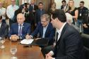 O governador Carlos Massa Ratinho Junior confirmou nesta quarta-feira (9) mais 1.494 novas casas populares para moradores de 33 municípios paranaenses. São imóveis financiados, casas repassadas gratuitamente a famílias de baixa renda e condomínios para pessoas idosas. O investimento é de R$ 118 milhões, com recursos do Tesouro Estadual, por meio do programa Habita Paraná, e de financiamento do Banco Interamericano de Desenvolvimento (BID).