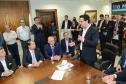 O governador Carlos Massa Ratinho Junior confirmou nesta quarta-feira (9) mais 1.494 novas casas populares para moradores de 33 municípios paranaenses. São imóveis financiados, casas repassadas gratuitamente a famílias de baixa renda e condomínios para pessoas idosas. O investimento é de R$ 118 milhões, com recursos do Tesouro Estadual, por meio do programa Habita Paraná, e de financiamento do Banco Interamericano de Desenvolvimento (BID).