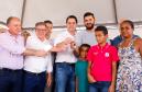 O governador Carlos Massa Ratinho Junior entregou nesta sexta-feira (11) as chaves de 133 casas populares a famílias de Nova Esperança, na região Noroeste do Paraná. O Residencial Pioneiro Orestes Men recebeu R$ 10,4 milhões de investimentos do Governo do Estado, Governo Federal e município em sua construção.