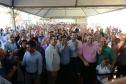 O governador Carlos Massa Ratinho Junior entregou nesta sexta-feira (11) as chaves de 133 casas populares a famílias de Nova Esperança, na região Noroeste do Paraná. O Residencial Pioneiro Orestes Men recebeu R$ 10,4 milhões de investimentos do Governo do Estado, Governo Federal e município em sua construção.