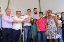 O governador Carlos Massa Ratinho Junior repassou nesta sexta-feira (11), em Nova Esperança, as chaves de moradias populares para 133 famílias do município. Presentes: prefeito de Nova Esperança, Moacir Olivatti, secretários: da Saúde, Beto Preto; de Desenvolvimento Urbano, João Carlos Ortega; presidente da Cohapar, Jorge Lange; entre outros.Nova Esperança, 11-10-19.Foto: Arnaldo Alves / AEN.