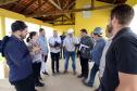 O bairro Guarituba, em Piraquara, passa por uma extensa intervenção do poder público, com obras de habitação popular, infraestrutura, saneamento, urbanização e regularização fundiária, financiadas pelo Programa de Aceleração do Crescimento (PAC). Como as obras acontecem simultaneamente e são executadas por diversos órgãos, técnicos da Cohapar, Sanepar e prefeitura se reuniram nesta semana para alinhar as ações de trabalho.