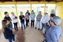 O bairro Guarituba, em Piraquara, passa por uma extensa intervenção do poder público, com obras de habitação popular, infraestrutura, saneamento, urbanização e regularização fundiária, financiadas pelo Programa de Aceleração do Crescimento (PAC). Como as obras acontecem simultaneamente e são executadas por diversos órgãos, técnicos da Cohapar, Sanepar e prefeitura se reuniram nesta semana para alinhar as ações de trabalho.